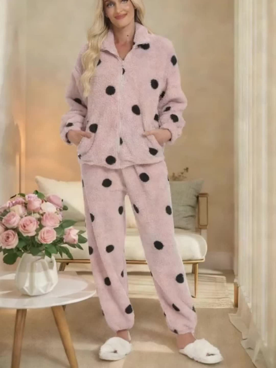 Dam Pyjamas Set i Fluffigt Material med Svarta Prickar och Dragkedja