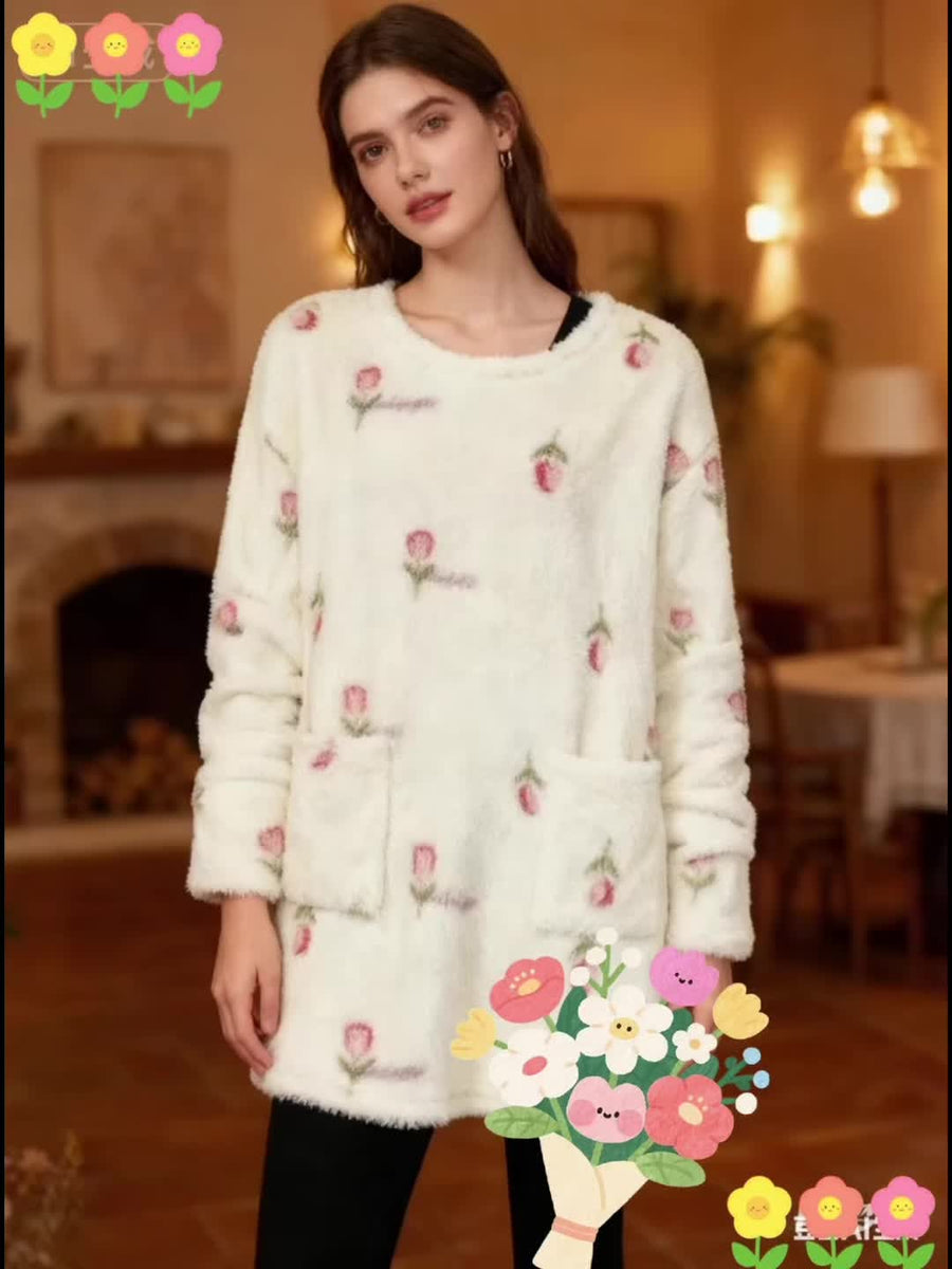 Vit nattlinne i mjukt material med blommigt mönster och fickor