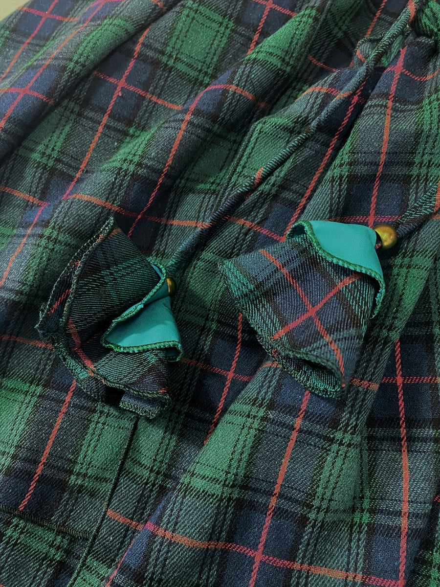 Rutig långkjol med volanger och snörning, asymmetrisk design