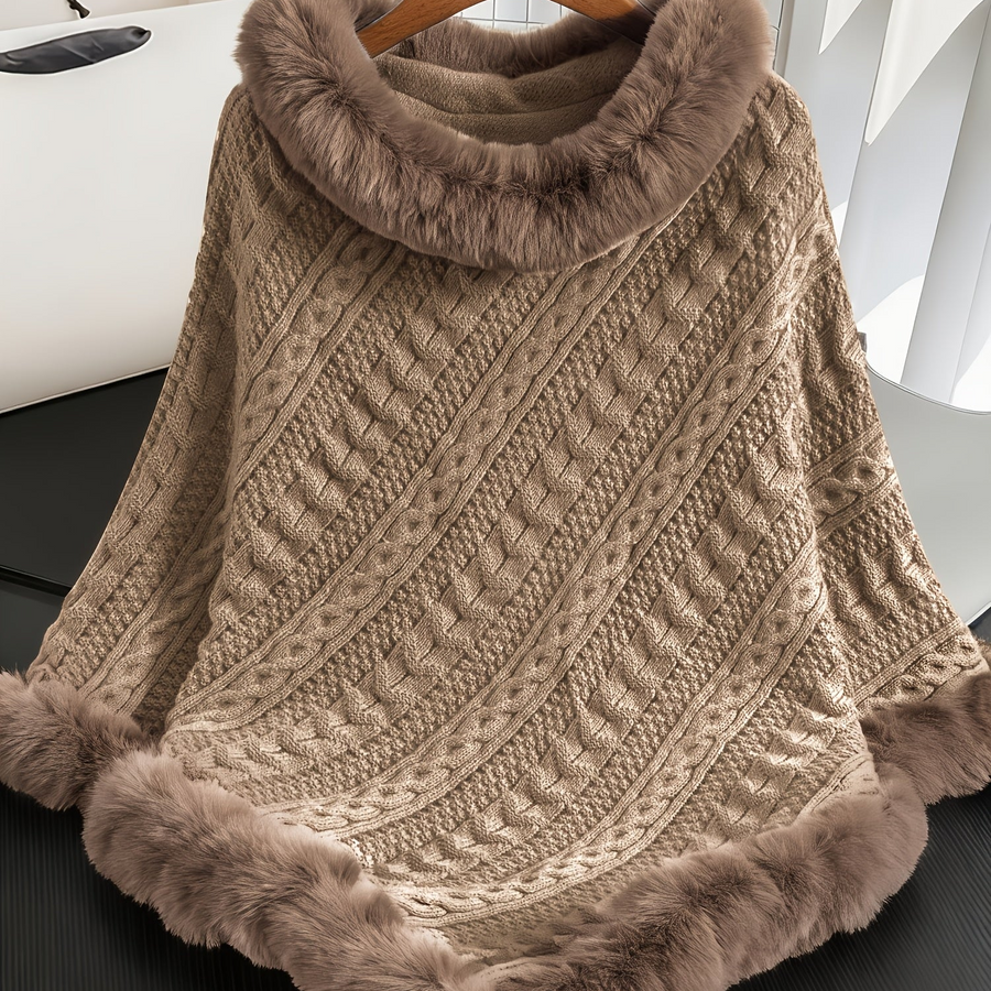 Kabelstickad poncho med fuskpälskant och polokrage