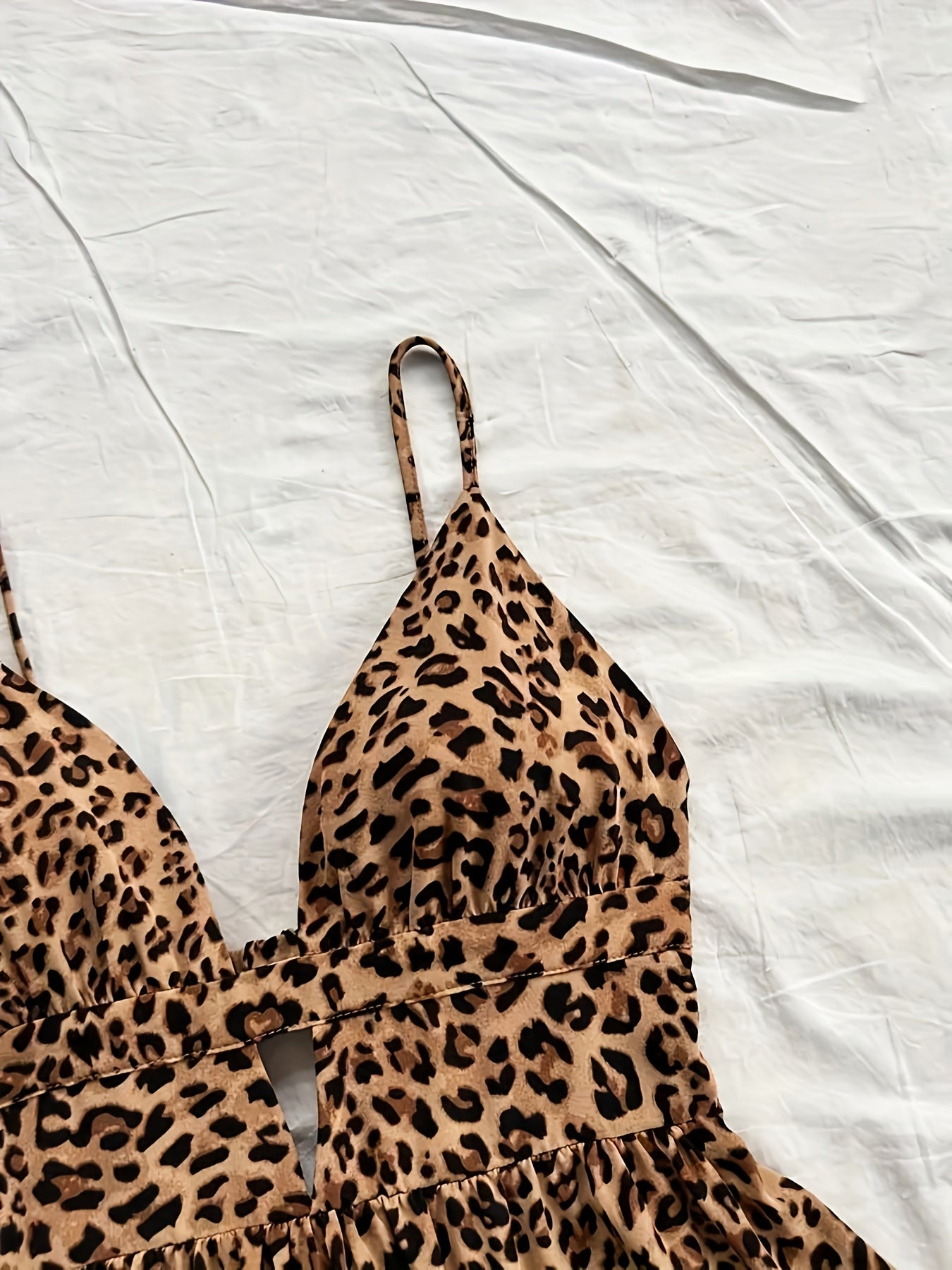 Damklänning med leopardmönster, sommarklänning med volanger och djup urringning, perfekt för semester och strand