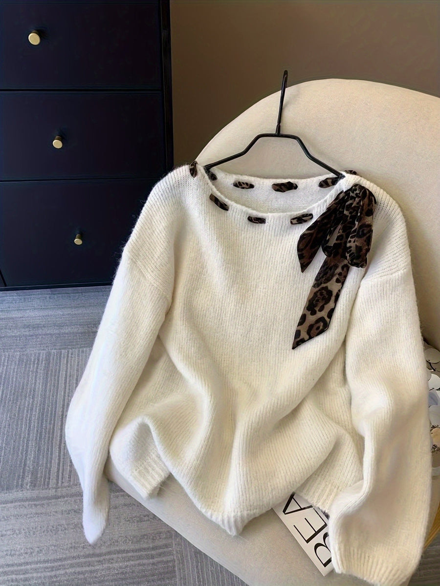 Tröja med leopardmönstrad rosett och rundhals