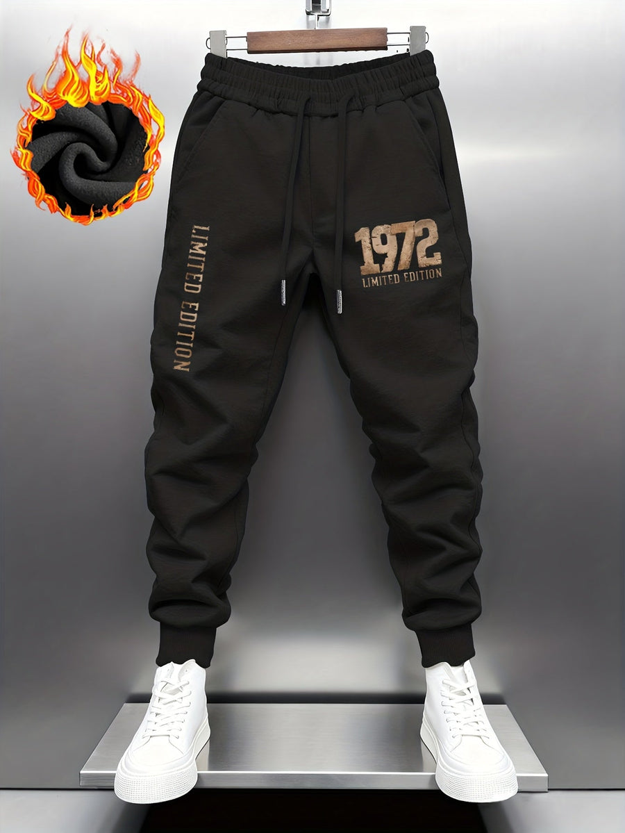 Mjukisbyxor med fleecefoder, "1972 Limited Edition" tryck, resår i midja och benslut, herrmodell