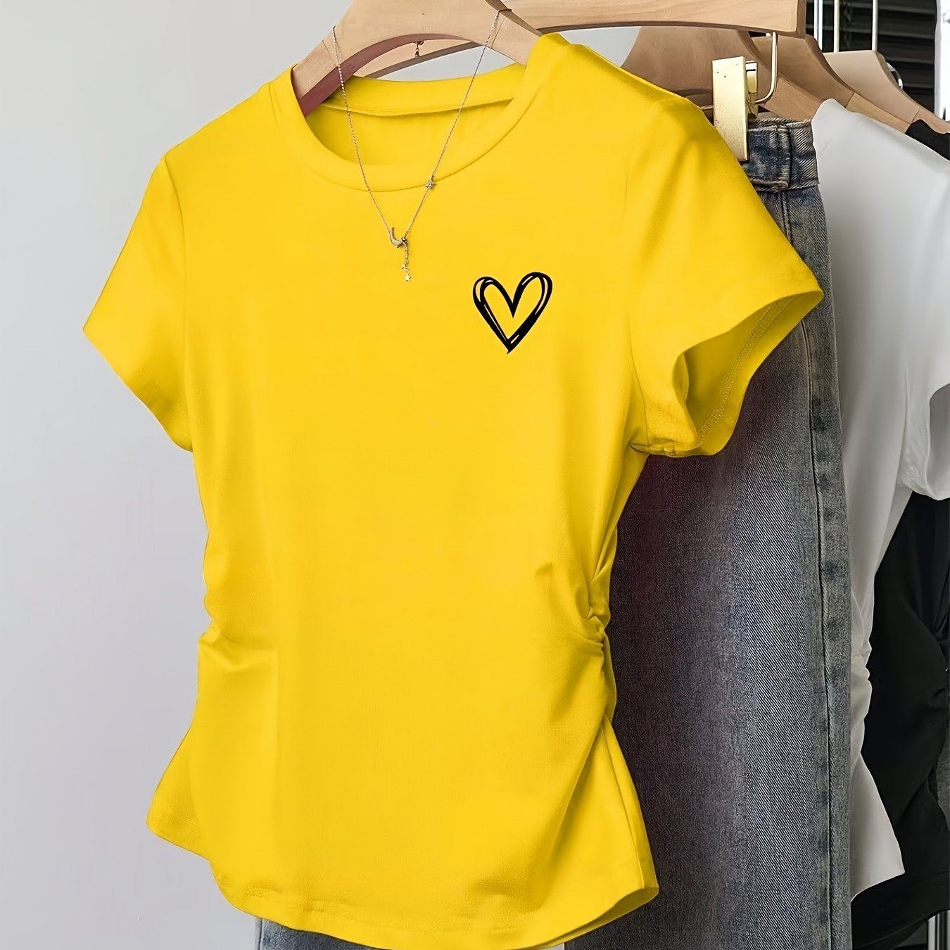 Dam T-shirt med hjärtmotiv och smickrande passform – Trendigt vardagsplagg