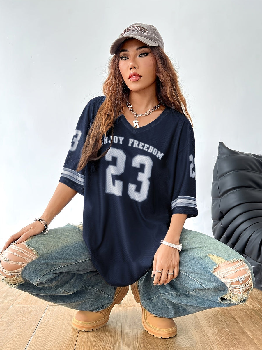 Dam Streetwear Oversized Tröja med Siffra 23 och Avslappnade Slitna Jeans – Trendigt Set för Vår och Sommar