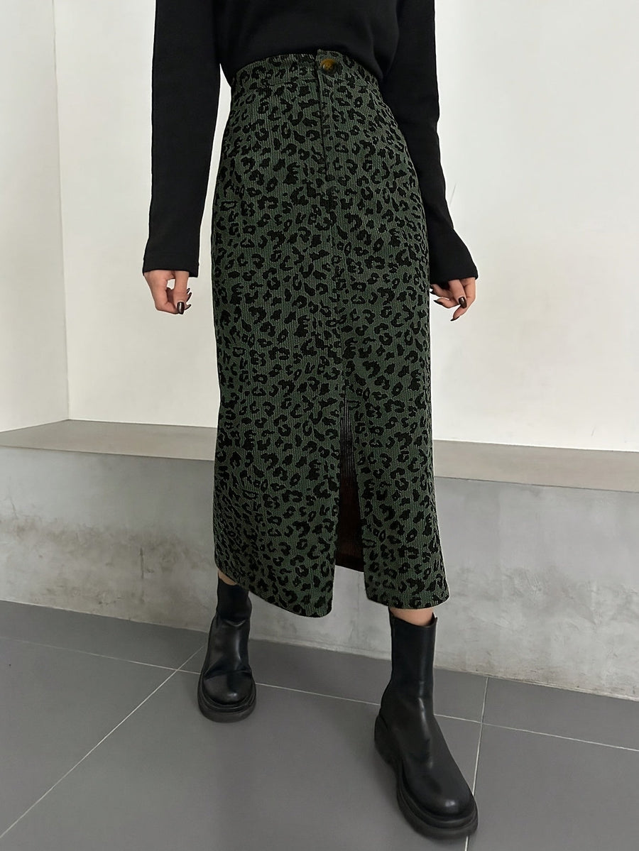 Dam ribbad midikjol med leopardmönster och slits framtill