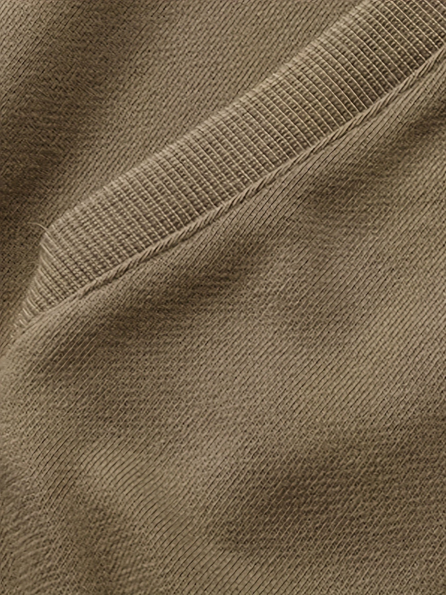 Herrhoodie med ficka och texttryck, stickade detaljer på ärmarna, khaki/svart