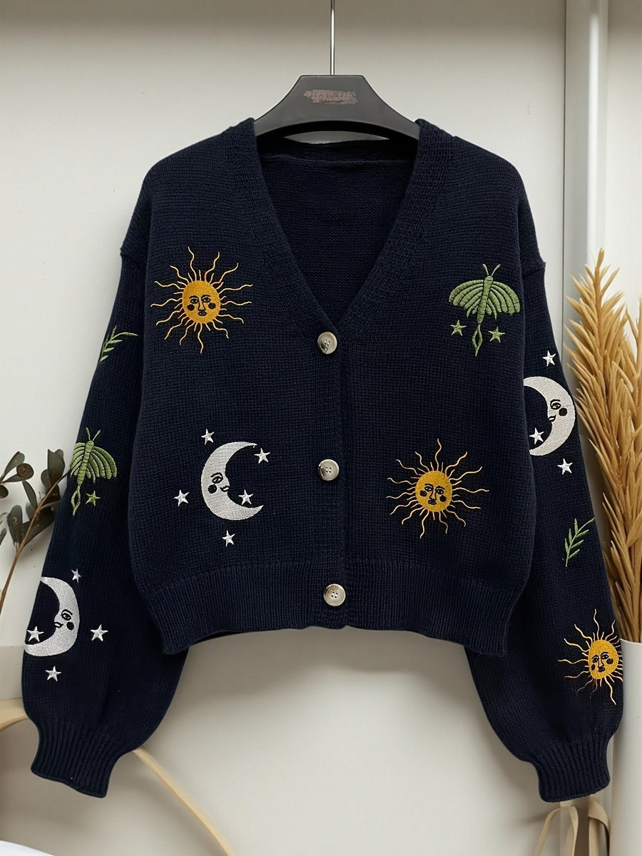 Stickad kofta med V-ringning och broderade sol- och månmotiv, flera färger