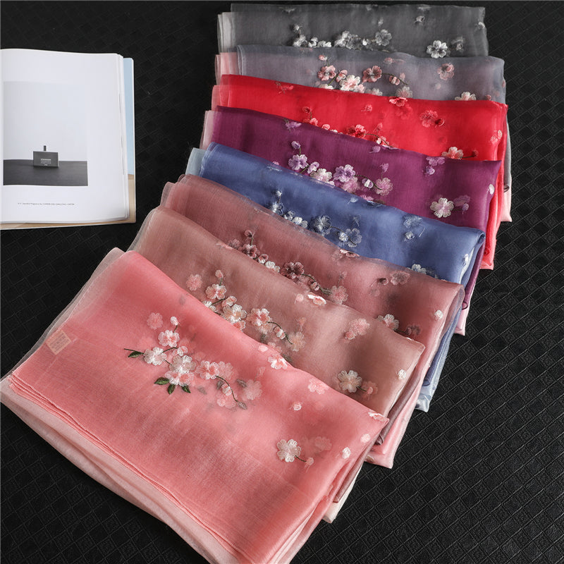 Damhalsduk med Ombré Effekt och Blommigt Broderi, Lätt Material