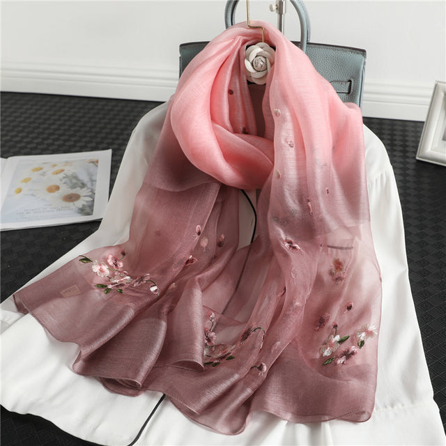 Damhalsduk med Ombré Effekt och Blommigt Broderi, Lätt Material