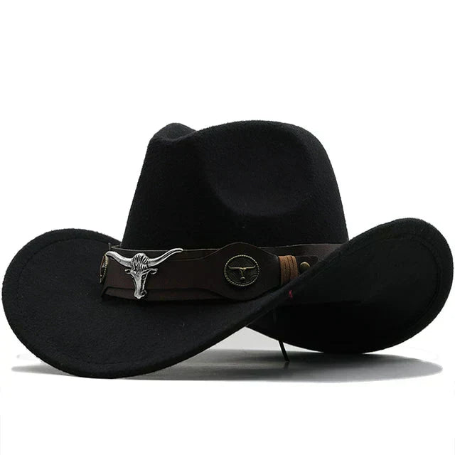 Cowboyhatt i filt med tjurskalledekor och läderband