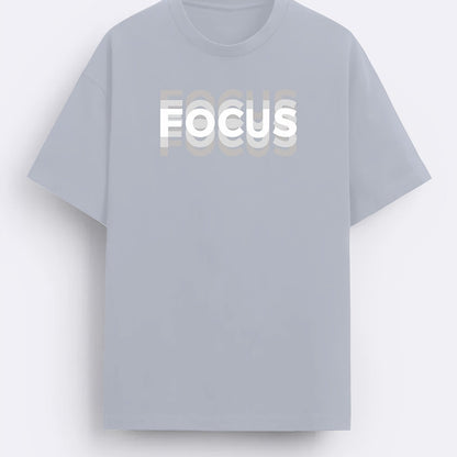 Herr T-shirt med modern textdesign och motiverande budskap – FOCUS, avslappnad stil för vardagsbruk