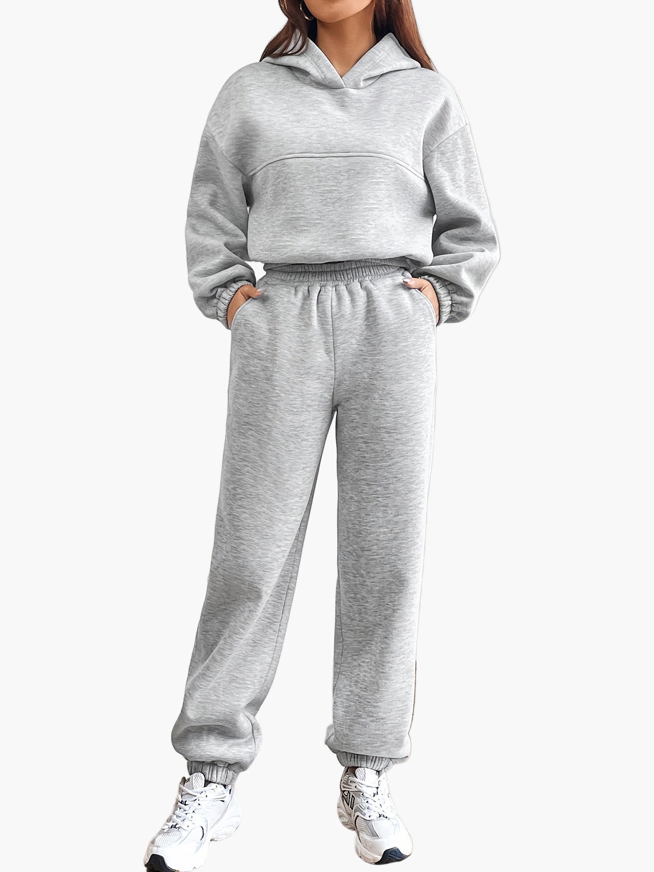 Damernas sportiga mysset med hoodie och byxor – avslappnad streetwear för vardag och fritid