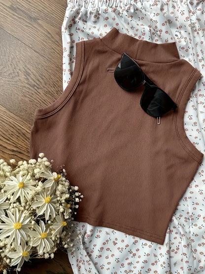 Damlinne med hög hals och blommiga shorts, elegant sommarset