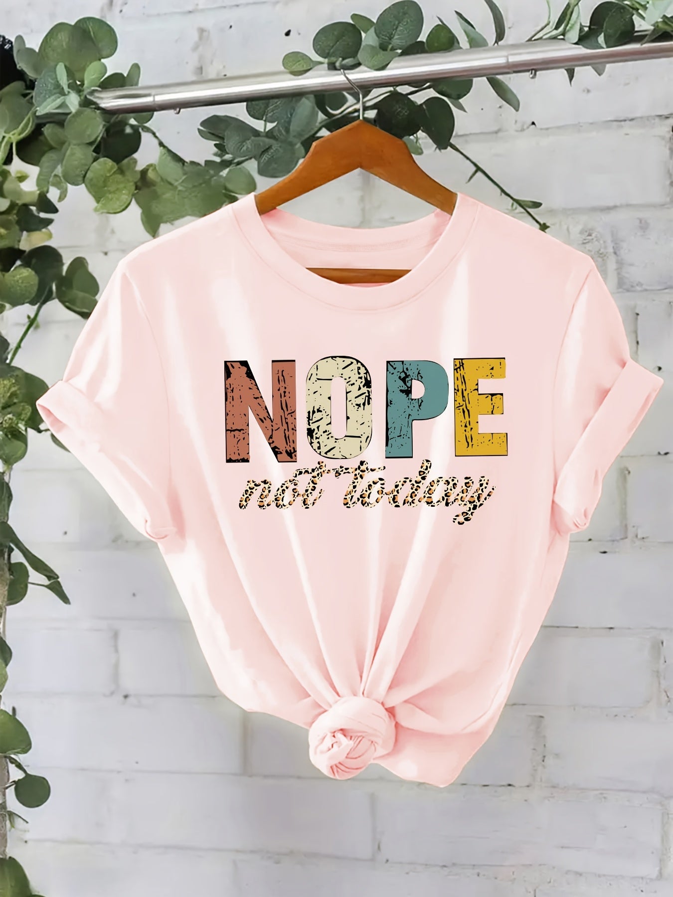 Dam T-shirt med tryck – Avslappnad grafisk stil och humoristiskt budskap – Perfekt för vardagsbruk