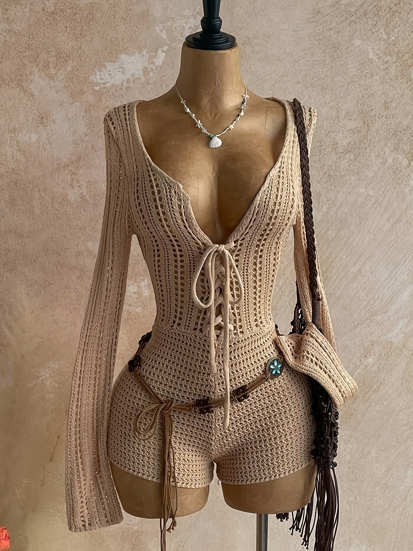 Dam Playsuit i Boho-Stil med Djup V-ringning och Knytning – Perfekt för Strand och Semester