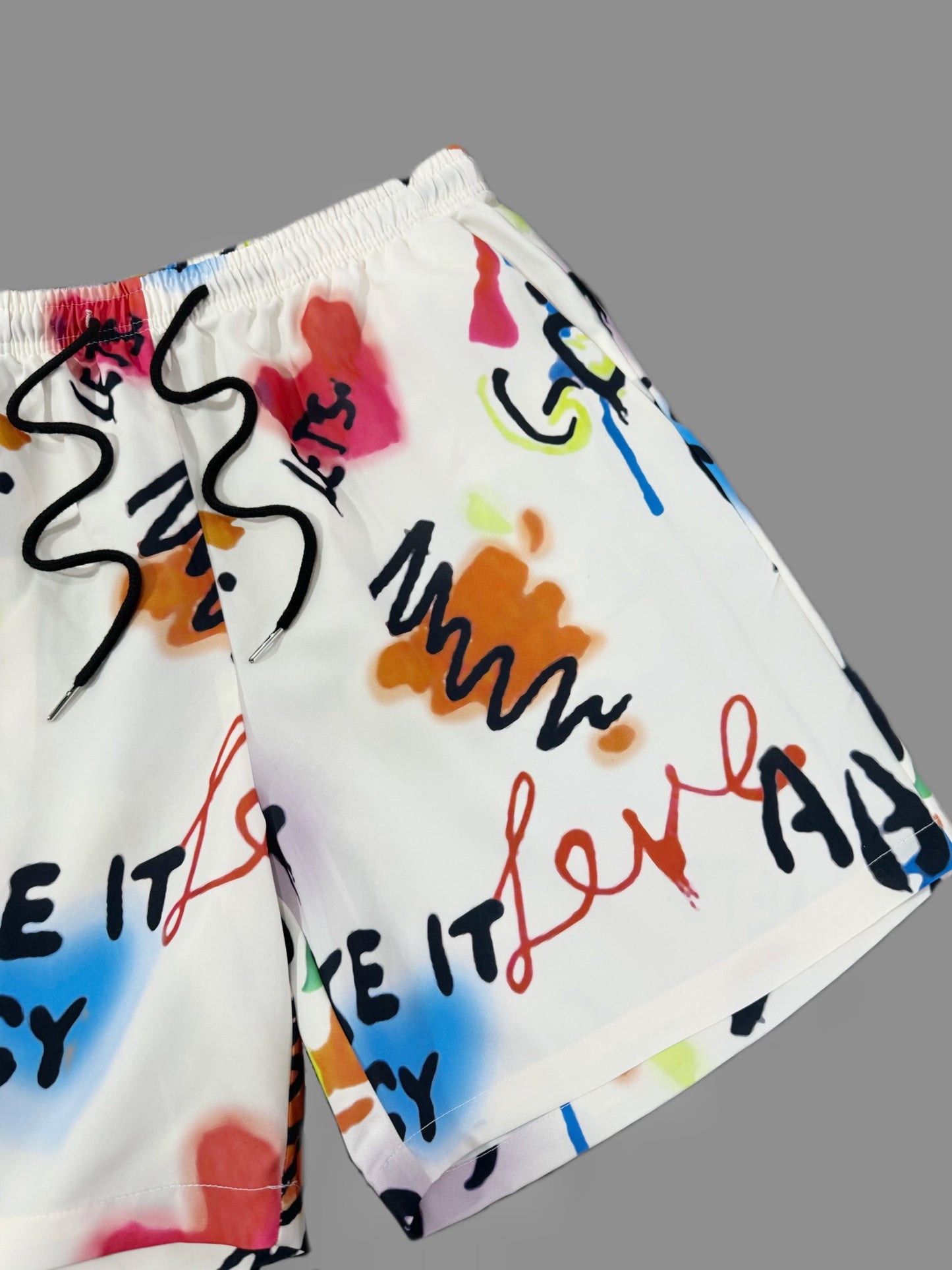 Herrshorts med graffiti-tryck och streetwear-stil för avslappnad vardag och strand