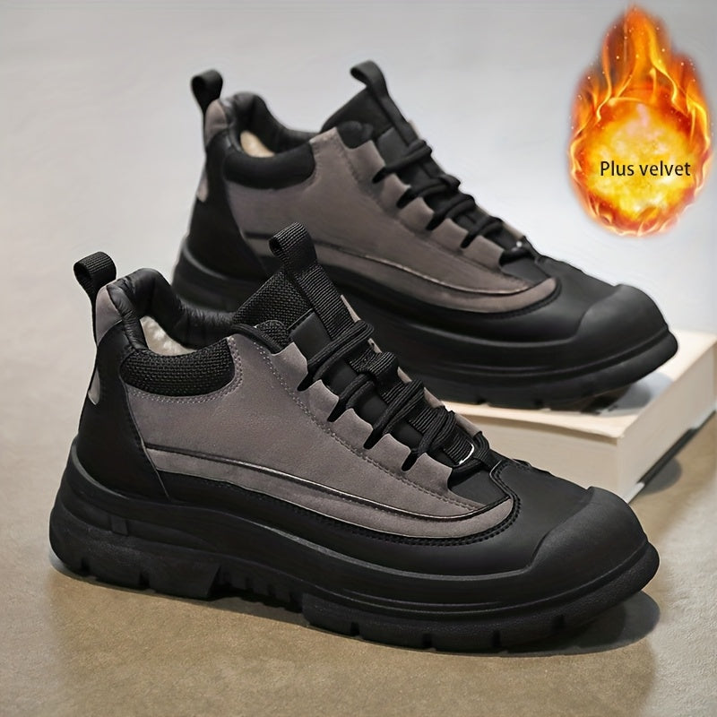 Herrsneakers i tvåfärgad design med tjock sula, snörning och förstärkt tåhätta