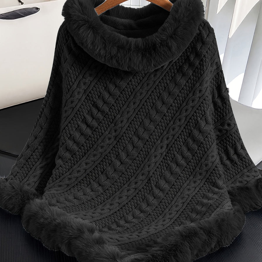 Kabelstickad poncho med fuskpälskant och polokrage