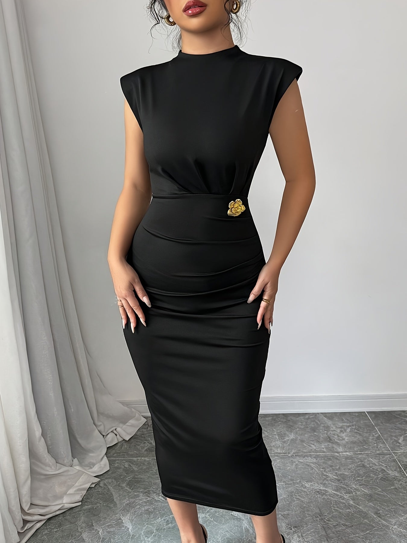 Dam Elegant Bodycon Klänning med Hög Hals och Dekorativ Detalj – Perfekt för Fest och Kväll