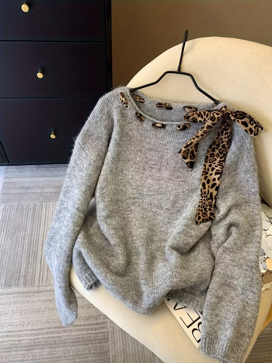 Tröja med leopardmönstrad rosett och rundhals