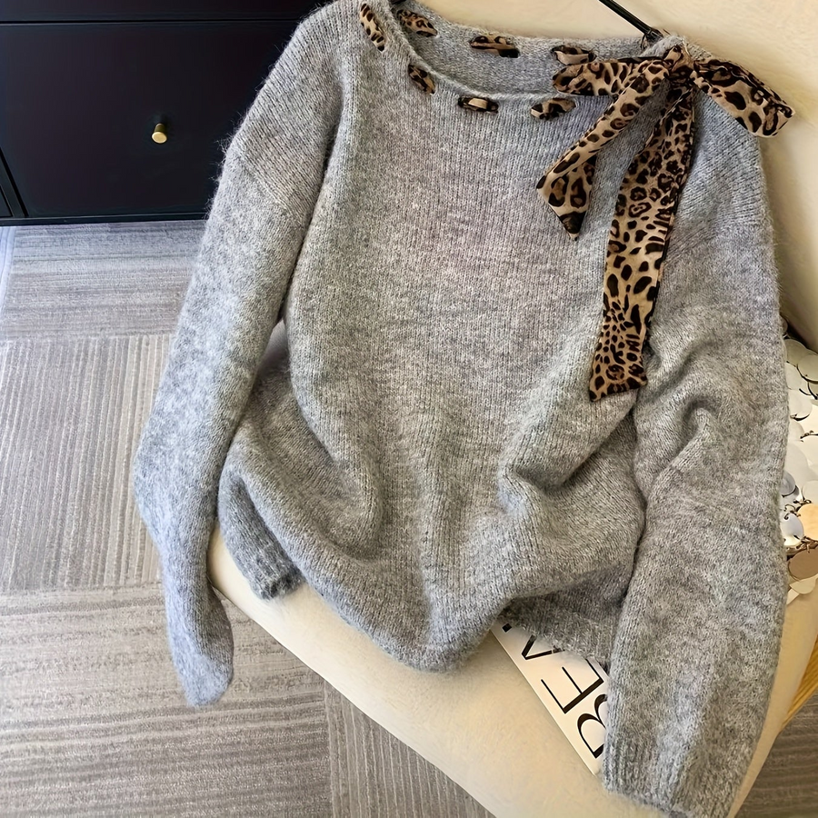 Tröja med leopardmönstrad rosett och rundhals
