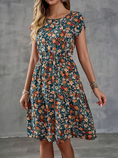 Damklänning sommarklänning med blommigt mönster och avslappnad semesterstil