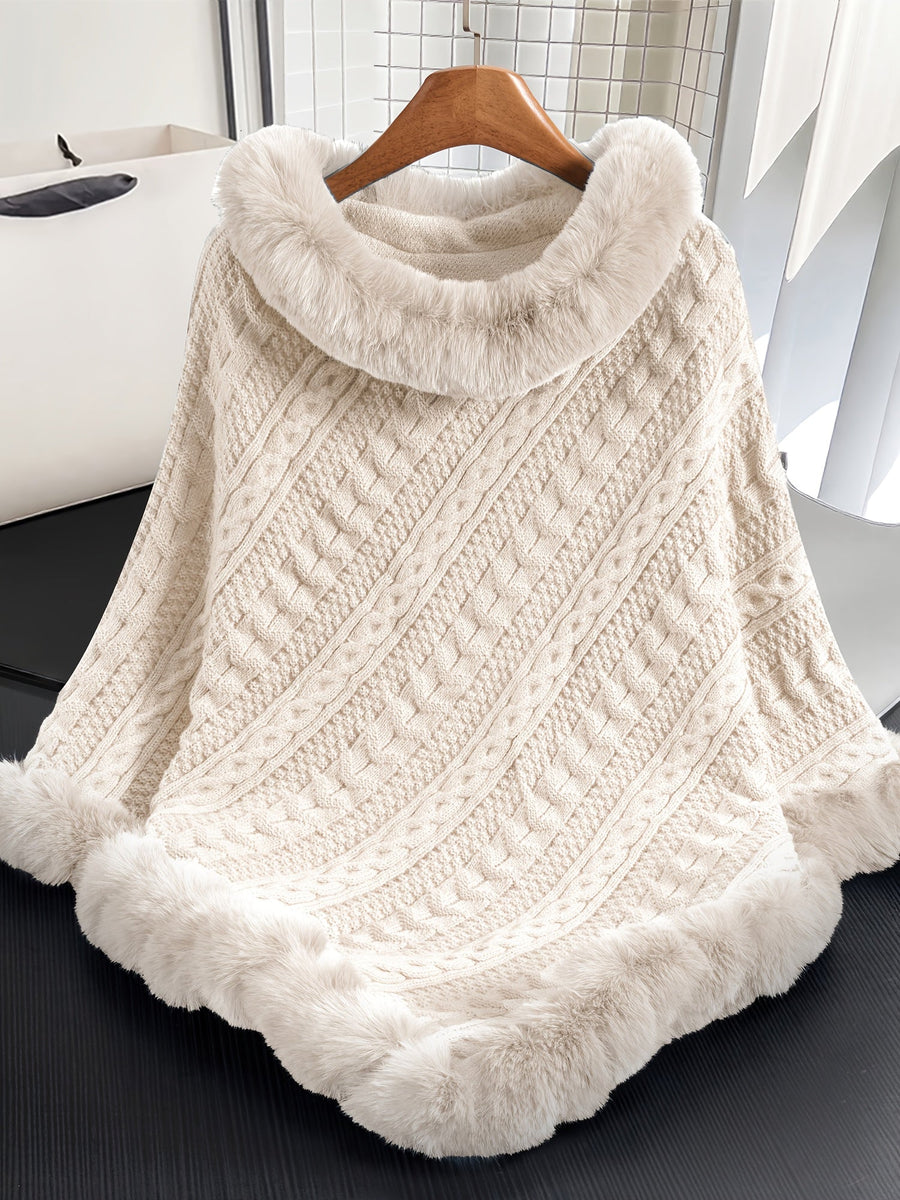 Kabelstickad poncho med fuskpälskant och polokrage