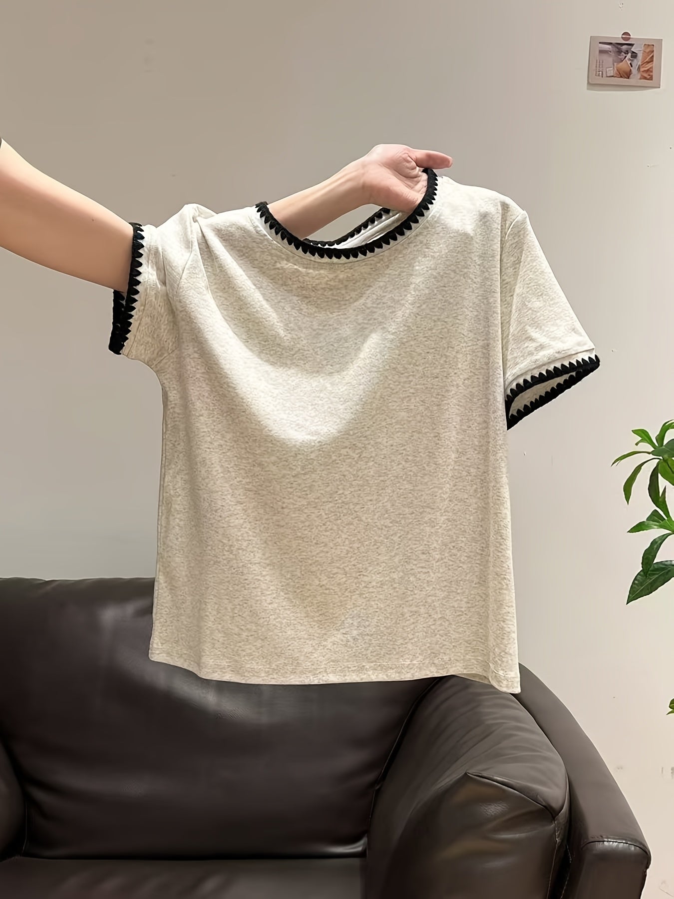 Dam Topp med Dekorativ Kant och Elegant Stil för Vardagsbruk och Fest