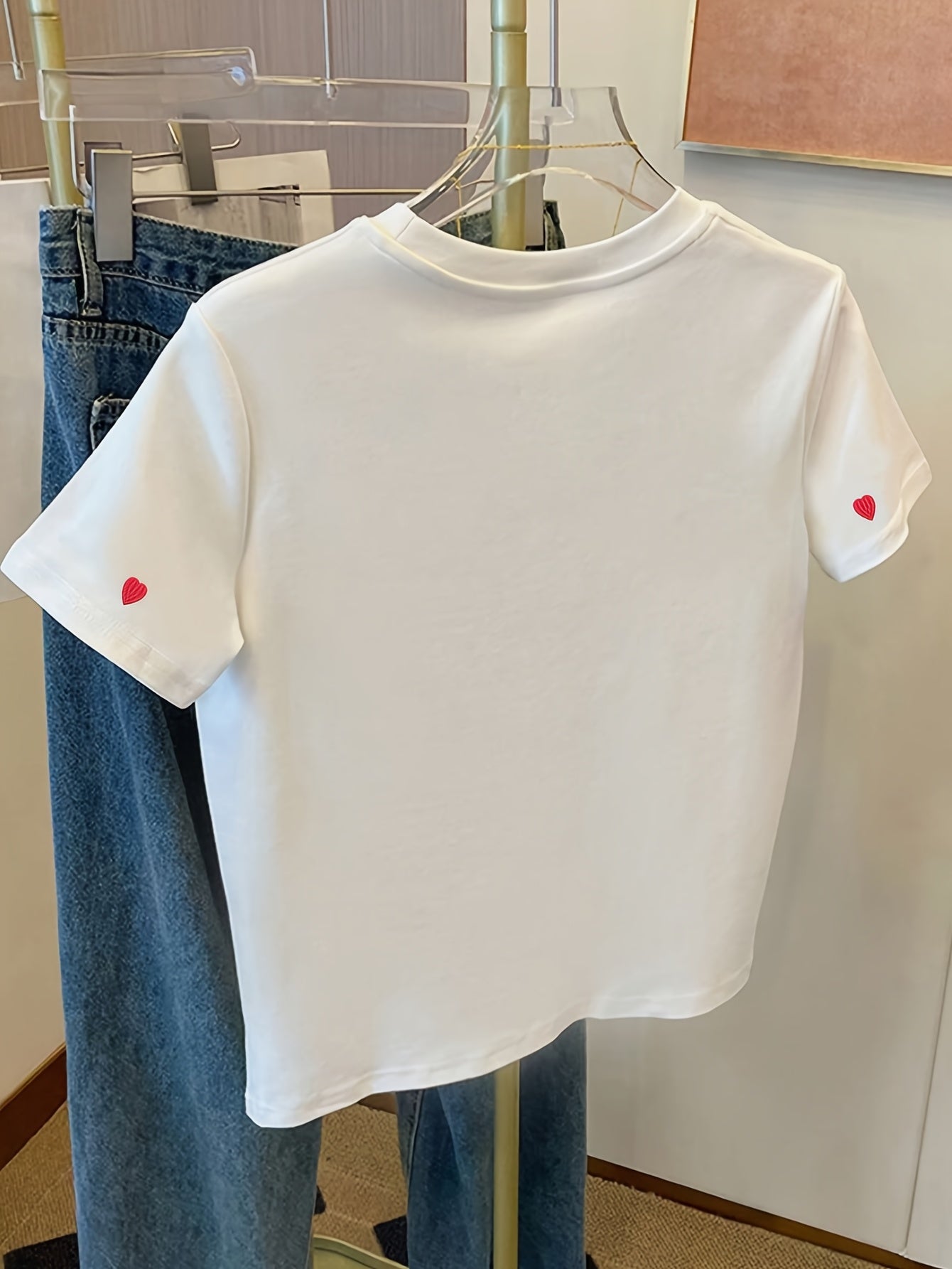 Dam T-shirt med broderade hjärtan – casual stil för vår och sommar