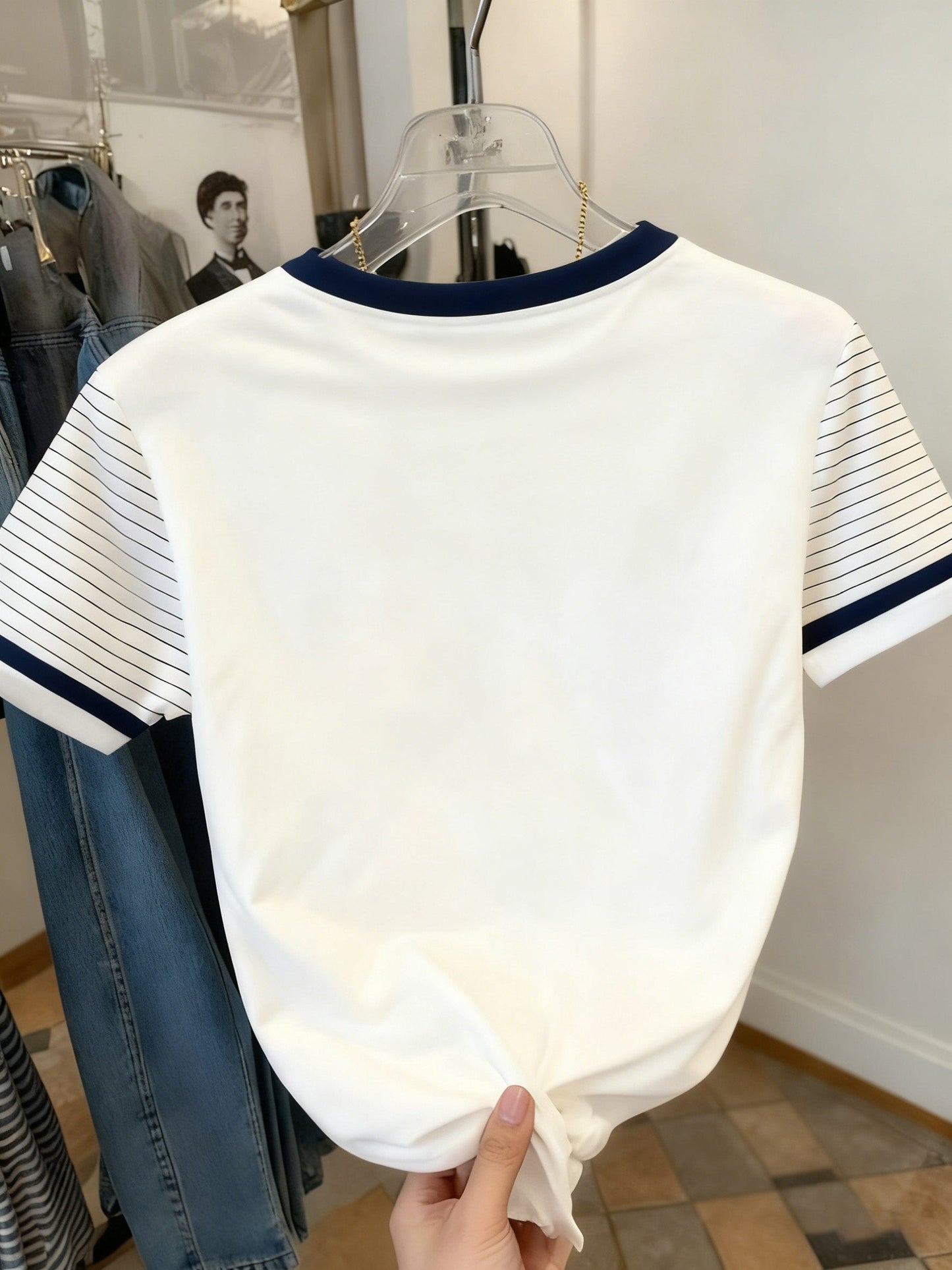 Dam T-shirt med enhörningslogotyp och randiga ärmar – Trendig vardagsstil