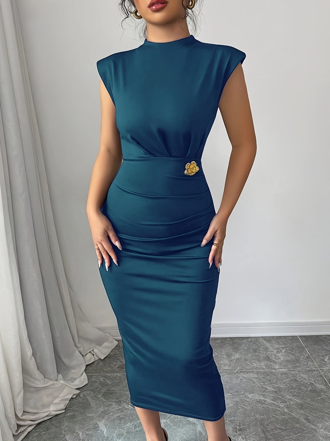Dam Elegant Bodycon Klänning med Hög Hals och Dekorativ Detalj – Perfekt för Fest och Kväll