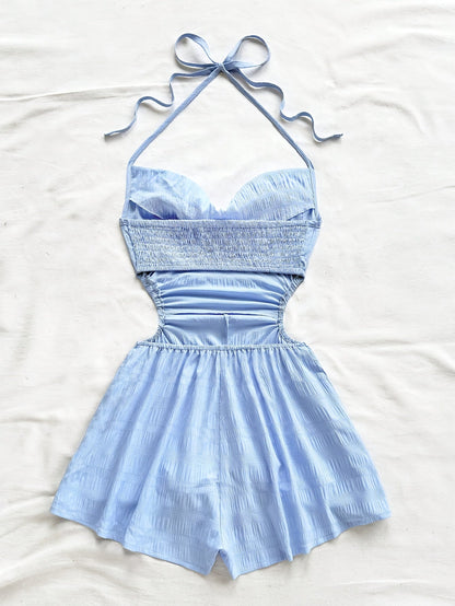 Dam Playsuit med Halterneck och Cut-Out – Trendig Sommarstil för Semester och Strand