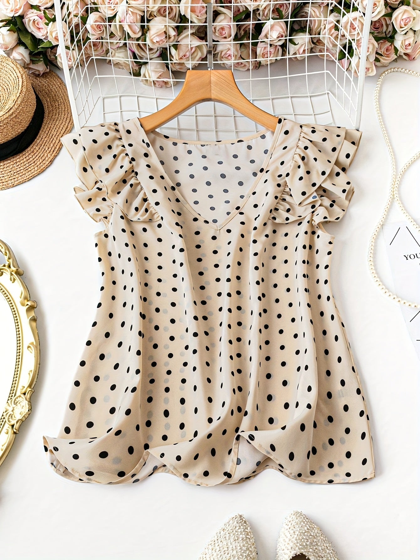 Dam Elegant Prickig Blus med Volangärm och V-ringning – Trendig och Feminint Val för Vardagsbruk och Fest