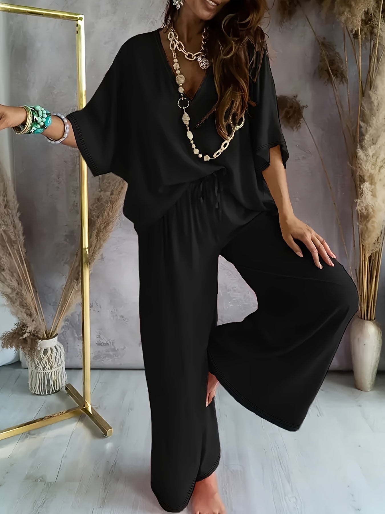 Dam Jumpsuit med V-ringning och Vida Ben – Avslappnad Sommarstil för Fritid och Semester