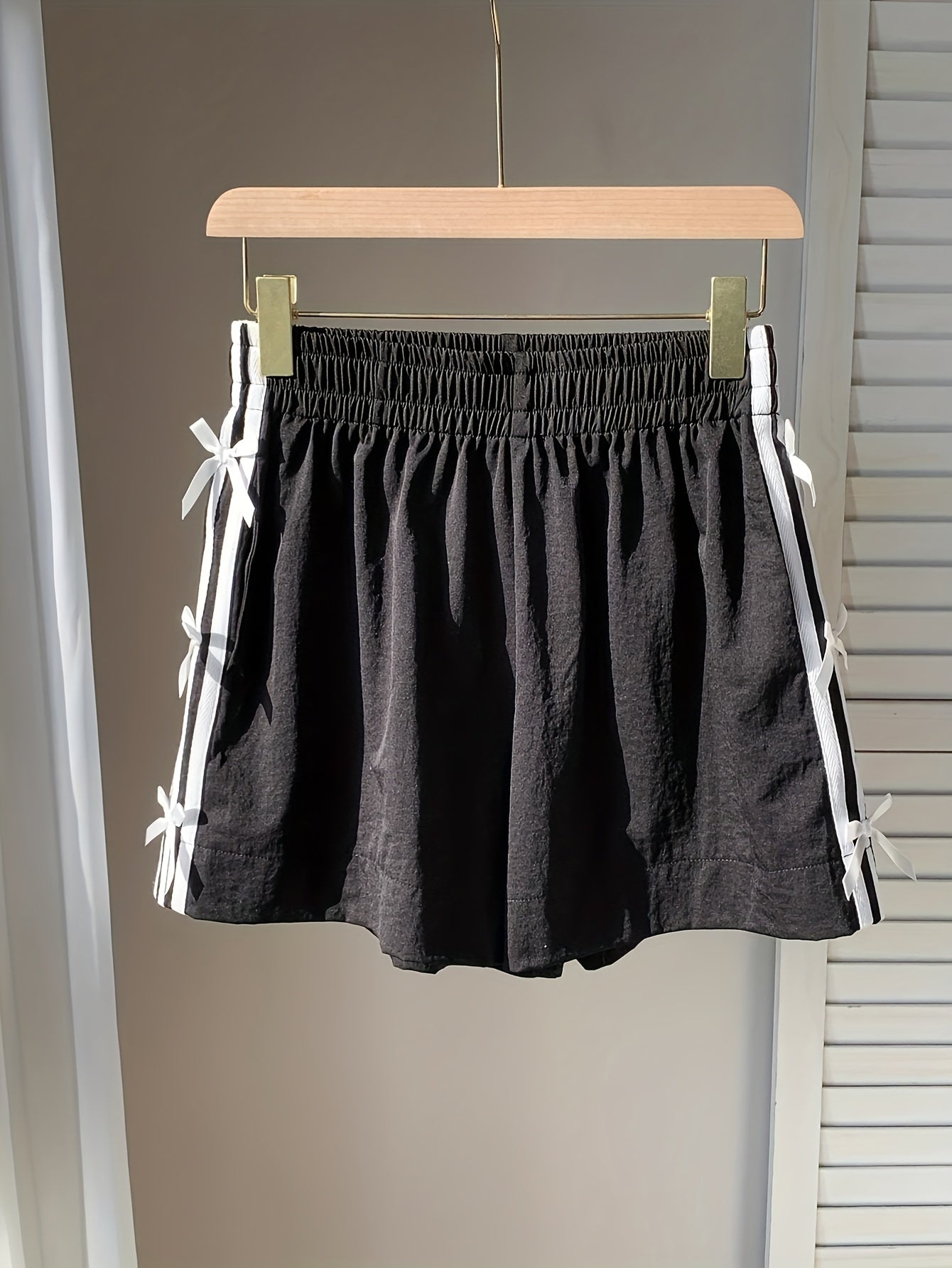 Damshorts med sportig design och dekorativa rosetter – Perfekt för sommar och semester