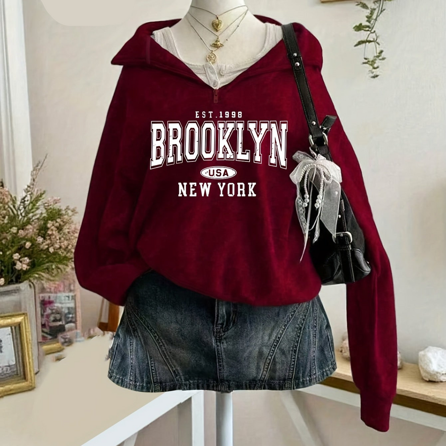 Kort sweatshirt med dragkedja, tryck och halvhög krage i mjukt material