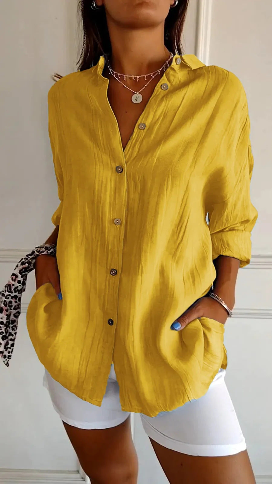 Joy – Långärmad Blus med Enkelknäppning och Plissering