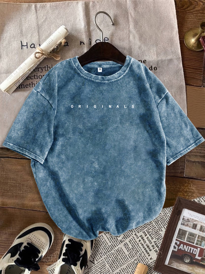 Dam T-shirt med avslappnad passform och trendiga jeansshorts för sommarens streetstyle