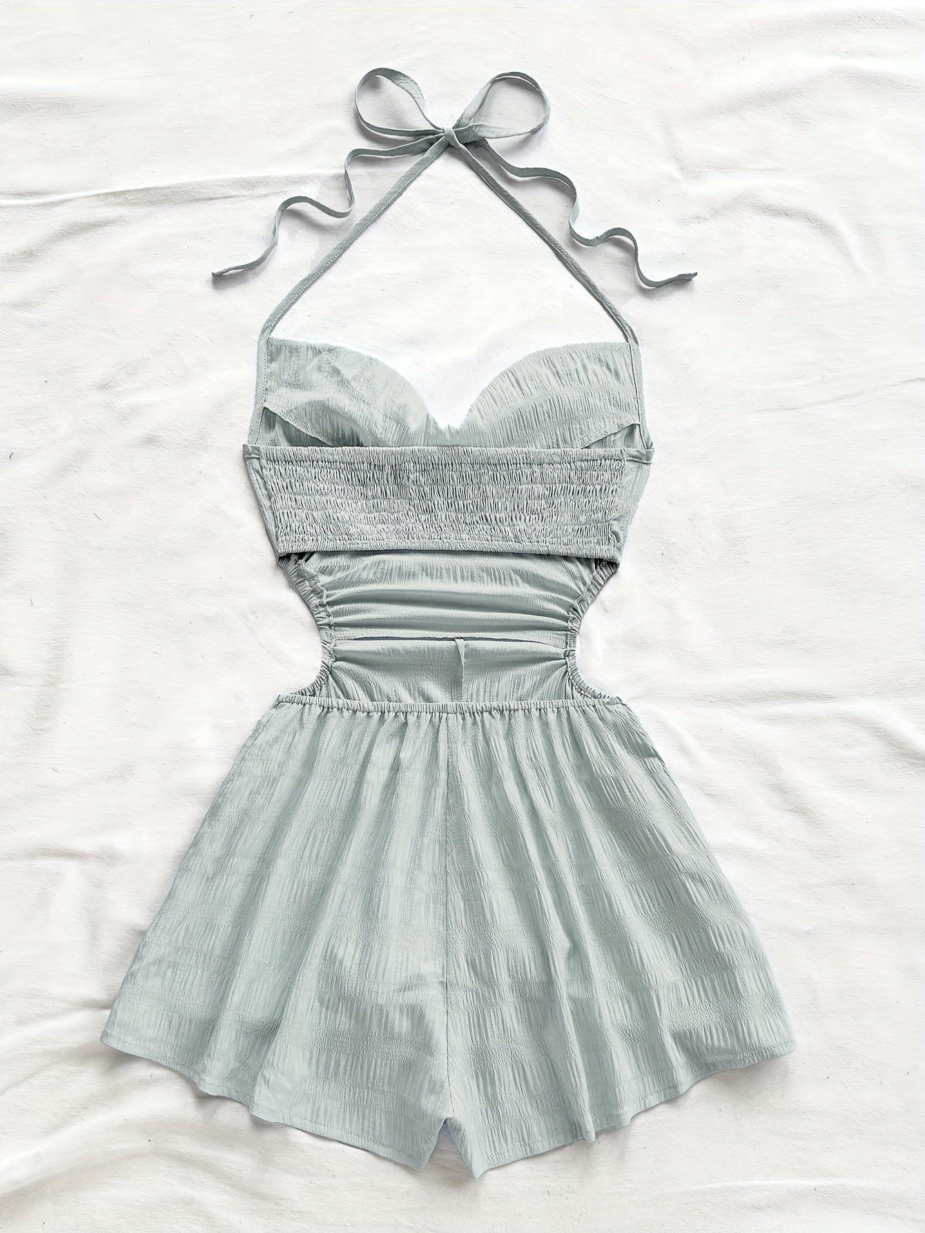 Dam Playsuit med Halterneck och Cut-Out – Trendig Sommarstil för Semester och Strand