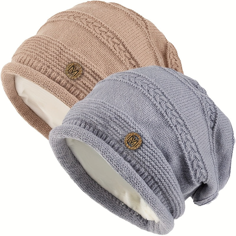 Slouchig stickad mössa med foder och "M"-emblem, enfärgad