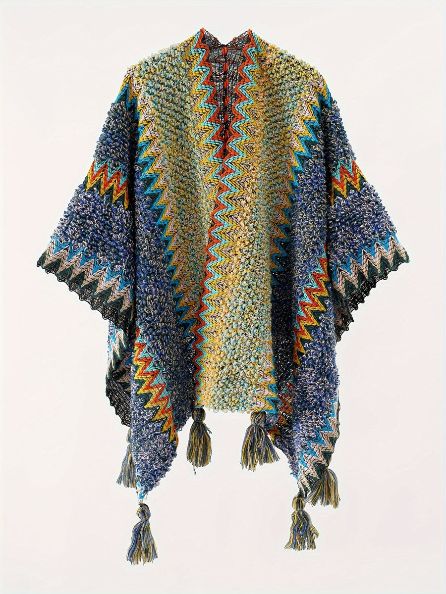 Mönstrad stickad poncho med fransar och hög krage, färgglad zig-zag