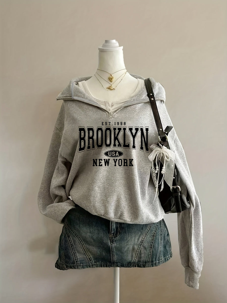 Kort sweatshirt med dragkedja, tryck och halvhög krage i mjukt material