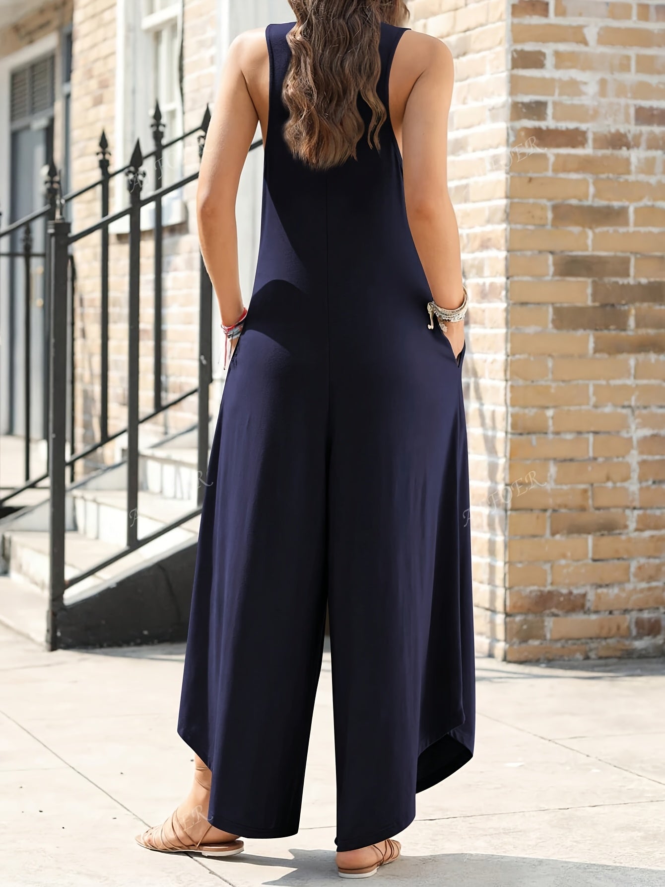 Dam Jumpsuit med V-ringning och Vida Ben – Elegant och Avslappnad Sommardräkt