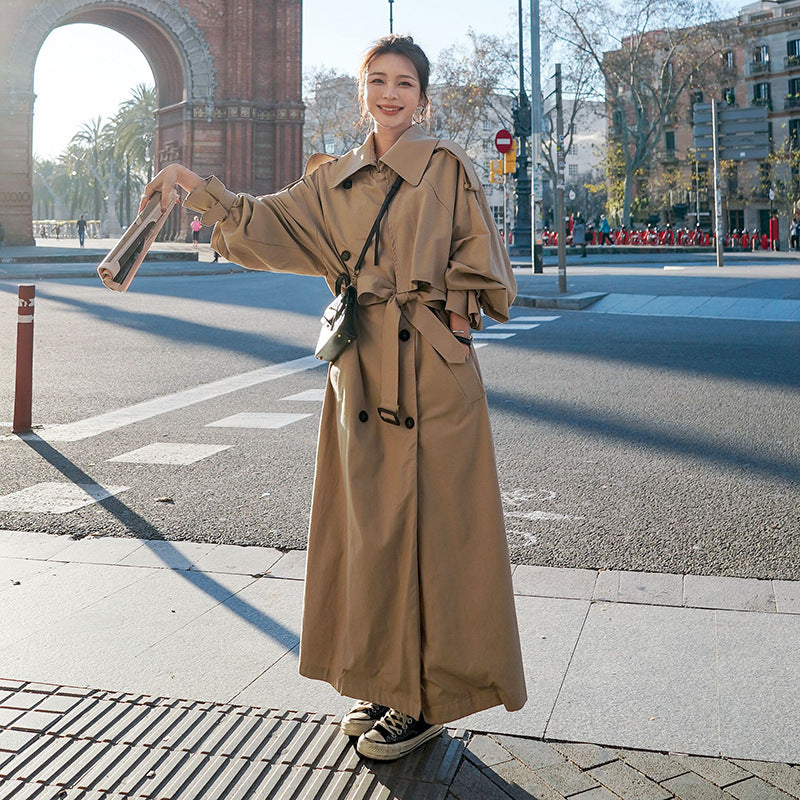 Lång trenchcoat för dam i beige färg med knytskärp och stora kragar