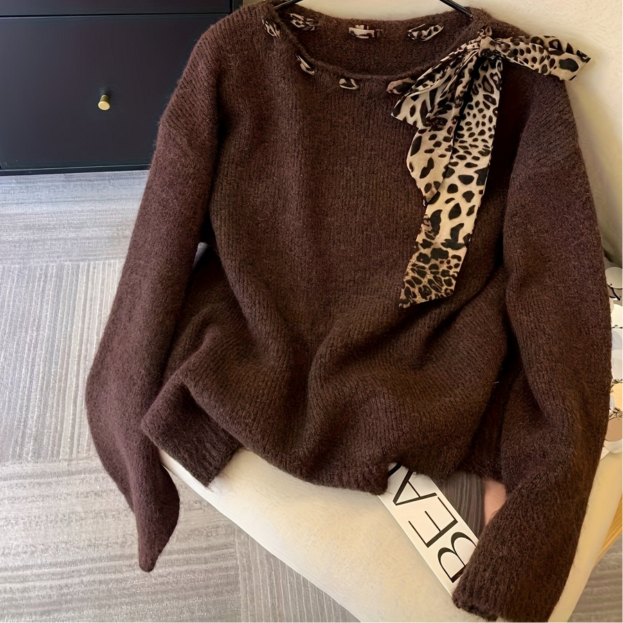Tröja med leopardmönstrad rosett och rundhals