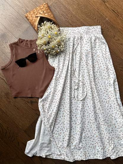 Damlinne med hög hals och blommiga shorts, elegant sommarset