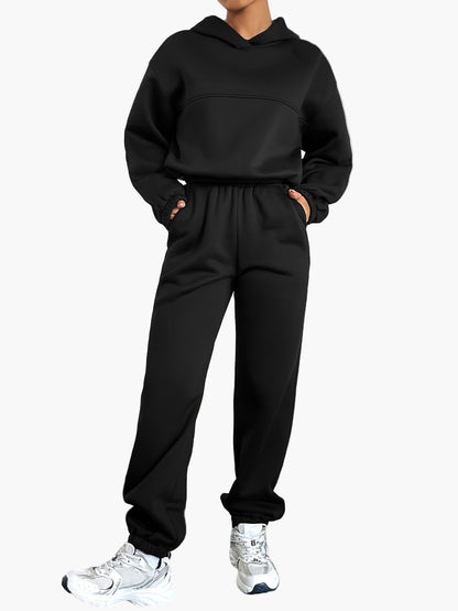 Damernas sportiga mysset med hoodie och byxor – avslappnad streetwear för vardag och fritid