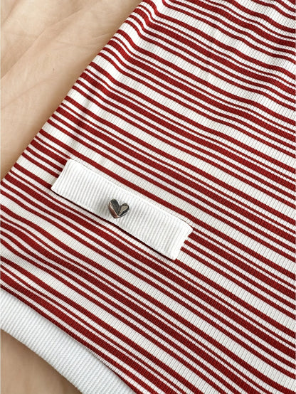 Damers eleganta randiga sommarplaysuit med knytdetalj och v-ringning – perfekt för semester och strand