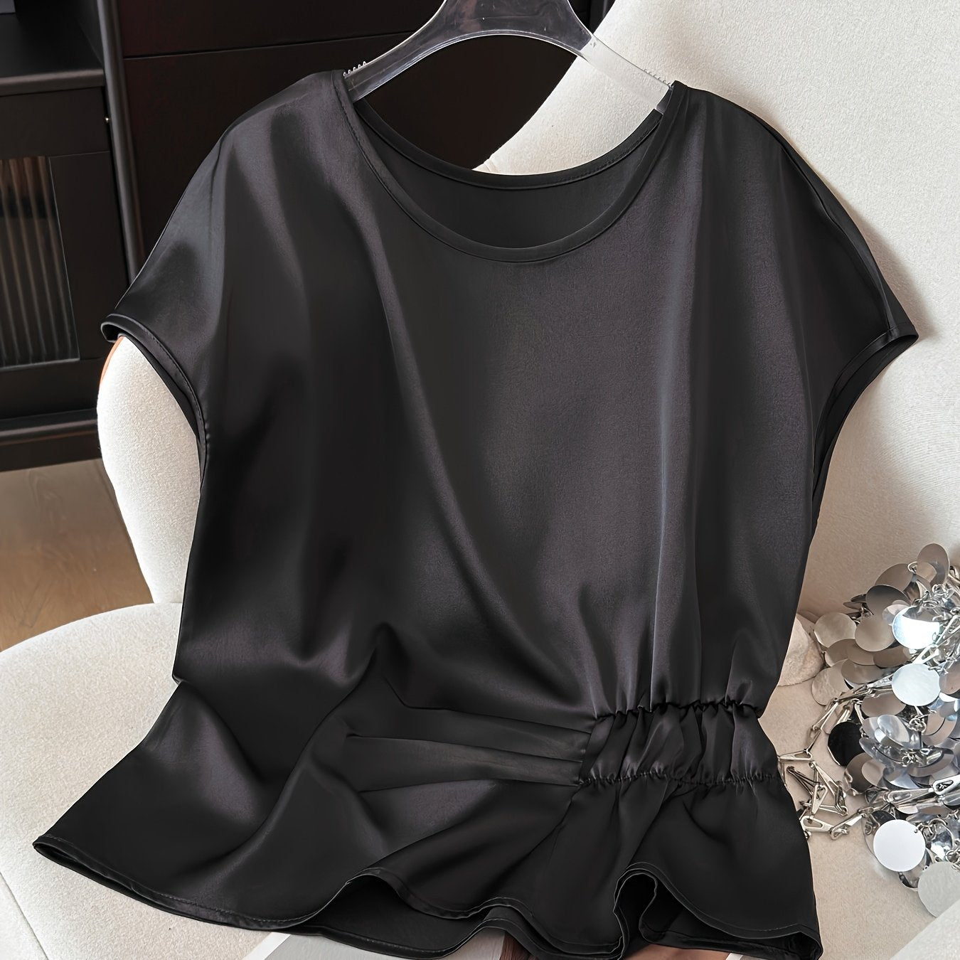 Dam Blus med Asymmetrisk Rynkning och Modern Siluett – Elegant Topp för Vardag och Fest